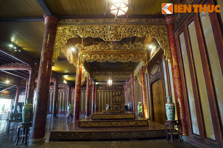 Điều kỳ lạ là sau những biến cố lịch sử đó, vị trí của ngai vàng vẫn không bị lay chuyển.