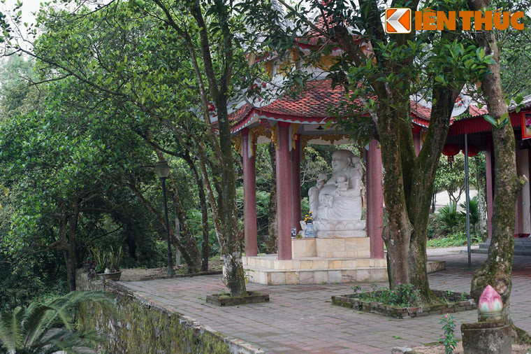 Lầu Di Lặc nằm trước nhà thờ Tổ.