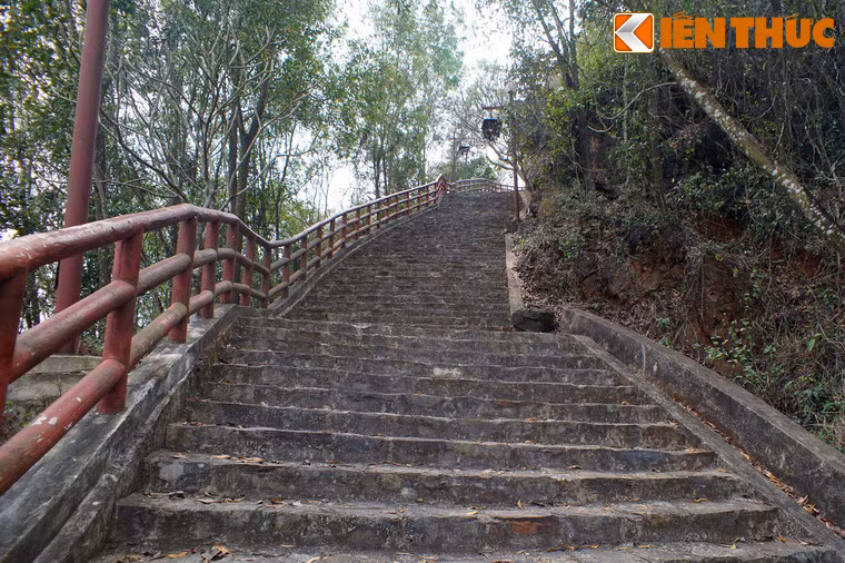 Để lên lăng mộ Vua Bà, du khách phải vượt qua 312 bậc đá với độ dốc khá lớn.