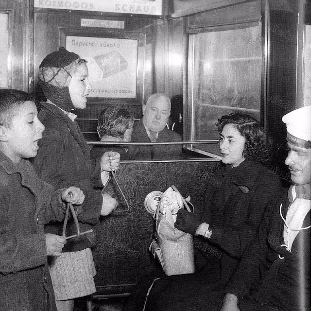 Trên xe điện ở Athens, 1953. Ảnh: Dionysis Anninos.