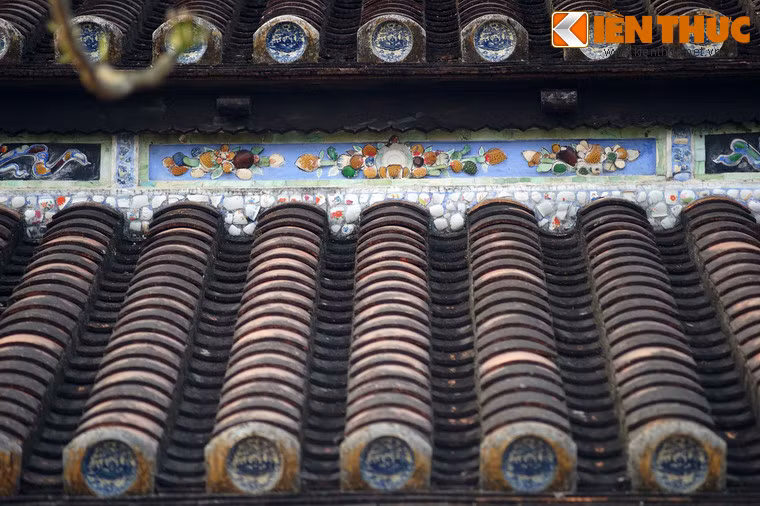 Họa tiết trang trí trên mái chùa.