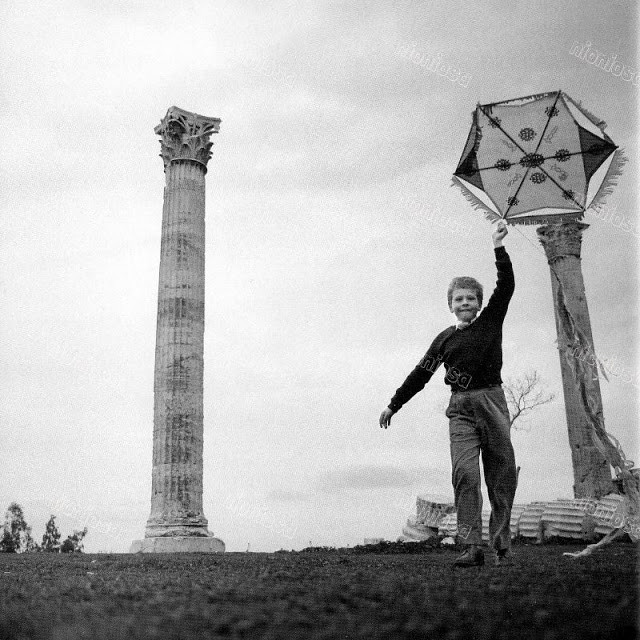 Cậu bé và con diều ở Athens, 1955. Ảnh: Dionysis Anninos.