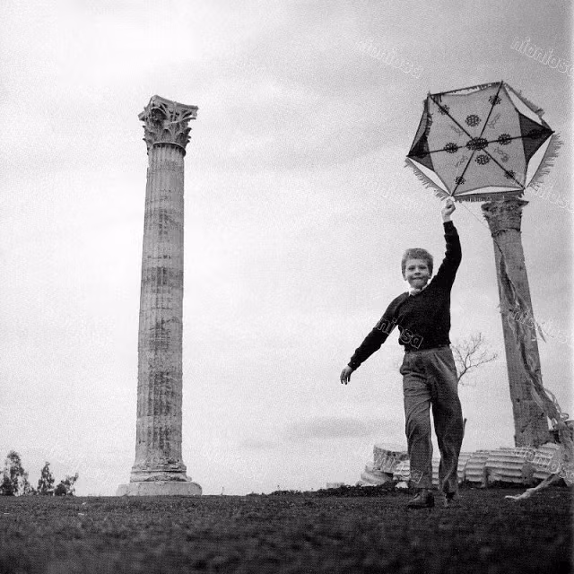 Cậu bé và con diều ở Athens, 1955. Ảnh: Dionysis Anninos.