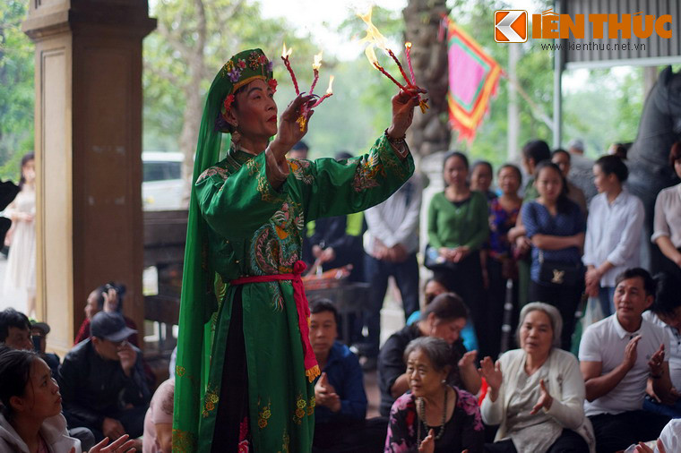 Sân mộ là nơi thường diễn ra lễ hầu đồng theo tín ngưỡng thờ Mẫu Tứ Phủ.