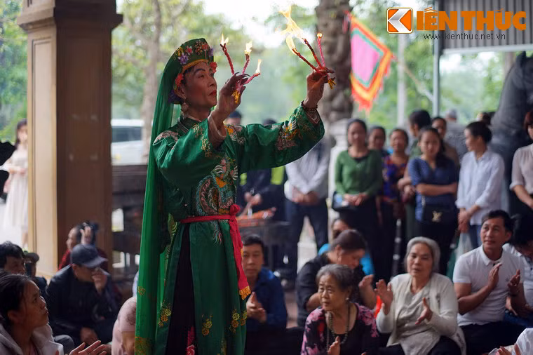 Sân mộ là nơi thường diễn ra lễ hầu đồng theo tín ngưỡng thờ Mẫu Tứ Phủ.