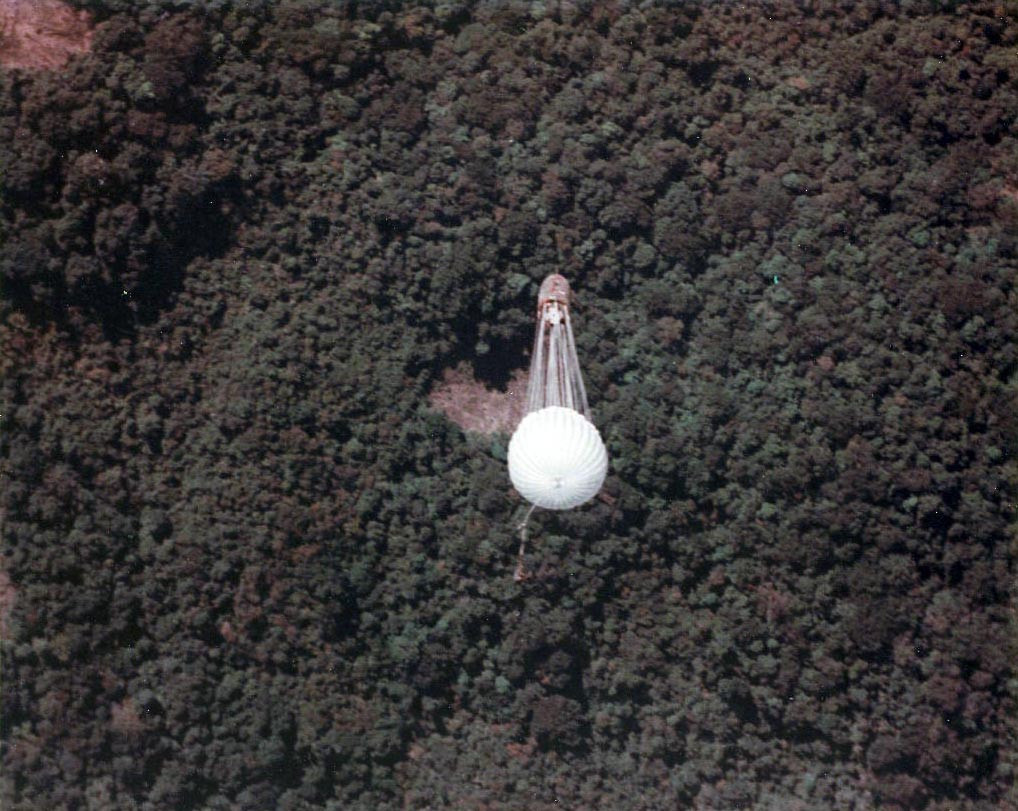 Chiếc dù màu trắng bung ra khi quả bom đang tiếp đất. Ảnh: Tapatalk.