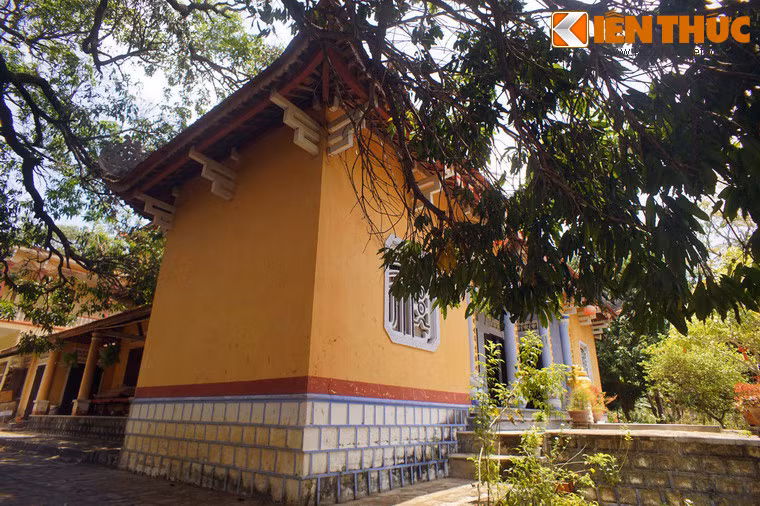 Tương truyền, vì sự nổi tiếng của giống xoài quý hiếm nên vào thời vua Thành Thái, chùa Đá Trắng đã được ban sắc tứ.