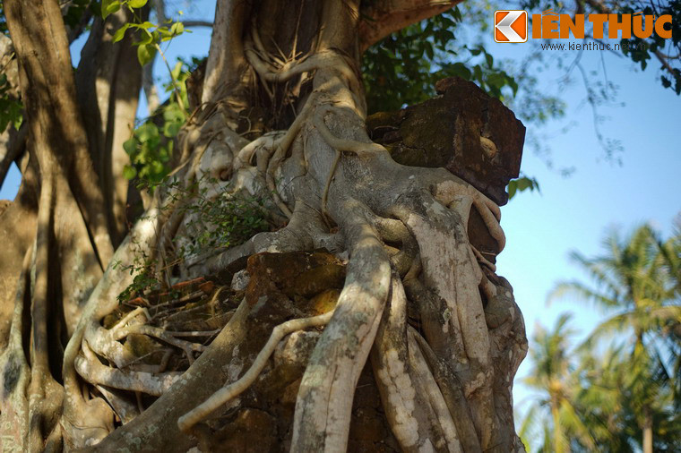 Đến năm 1822, đền được xây lại để thờ tự. Khi đó, bức trường mặt trước ngôi đền cũ với một cây bồ đề mọc phía trên vẫn được giữ lại.