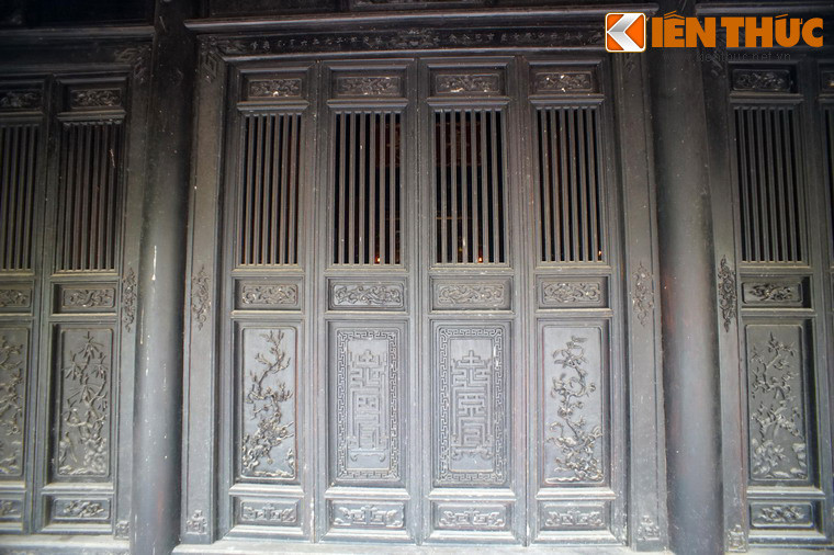 Bộ cửa gỗ của chính điện được chạm khắc tinh xảo.