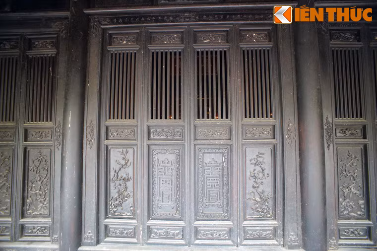 Bộ cửa gỗ của chính điện được chạm khắc tinh xảo.