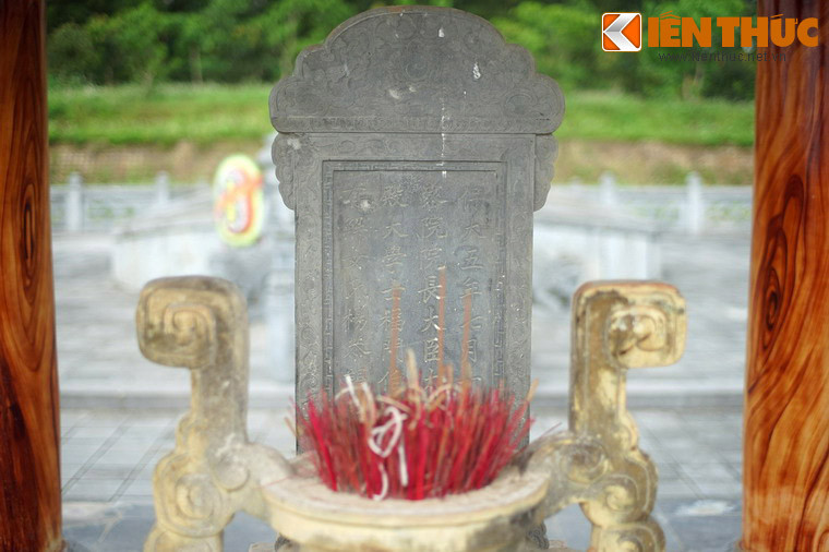 Trong nhà bia có tấm bia đá cao khoảng 1,2m, lập năm 1925. Nội dung bia ghi lại đôi nét về thân thế, công trạng ngài Nguyễn Hữu Cảnh và thông tin về việc lập bia.