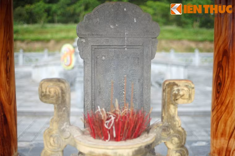 Trong nhà bia có tấm bia đá cao khoảng 1,2m, lập năm 1925. Nội dung bia ghi lại đôi nét về thân thế, công trạng ngài Nguyễn Hữu Cảnh và thông tin về việc lập bia.