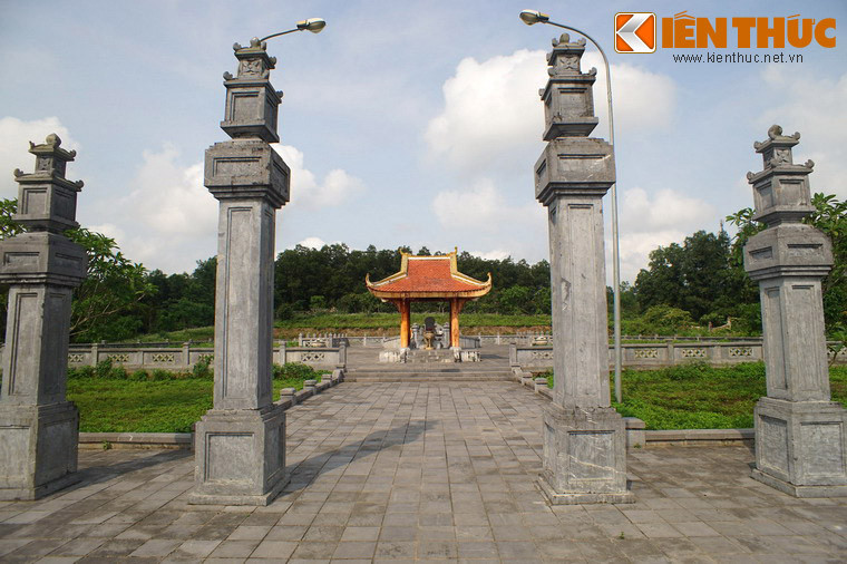 Bên kia cầu là bốn trụ biểu bằng đá, đánh dấu khu vực chính của lăng mộ.