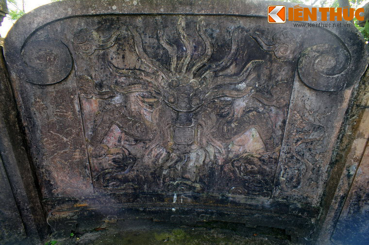 Hình tượng trang trí trên bình phong hậu.