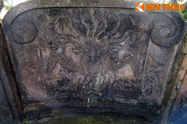 Hình tượng trang trí trên bình phong hậu.