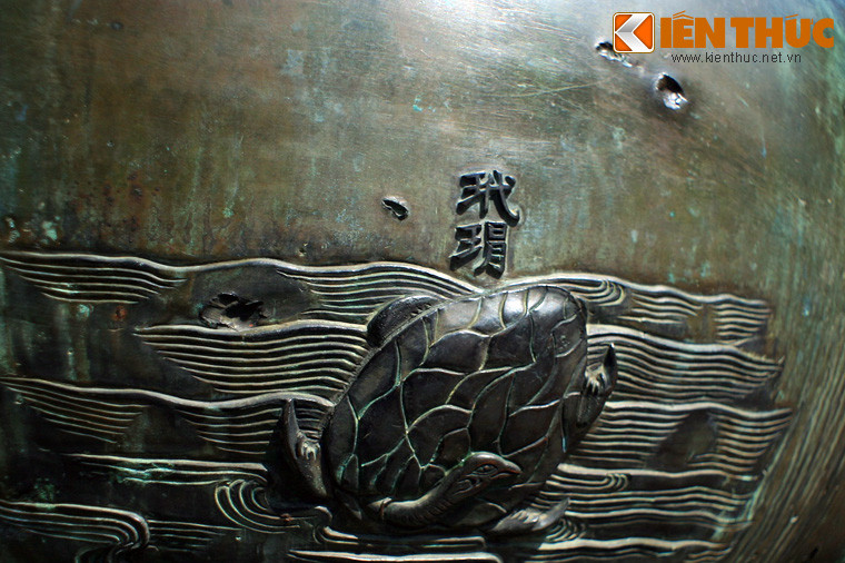 Những vết đạn in trên một chiếc đỉnh trên Cửu Đỉnh nhà Nguyễn. Cửu Đỉnh gồm chín cái đỉnh đồng đặt trong Hoàng thành, mỗi đỉnh có chạm khắc các chủ đề về núi sông, chim thú, sản vật, vũ khí... tập hợp thành bức tranh toàn cảnh của đất nước Việt Nam thống nhất thời nhà Nguyễn.