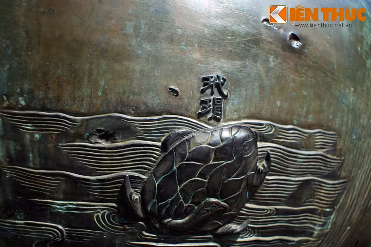 Những vết đạn in trên một chiếc đỉnh trên Cửu Đỉnh nhà Nguyễn. Cửu Đỉnh gồm chín cái đỉnh đồng đặt trong Hoàng thành, mỗi đỉnh có chạm khắc các chủ đề về núi sông, chim thú, sản vật, vũ khí... tập hợp thành bức tranh toàn cảnh của đất nước Việt Nam thống nhất thời nhà Nguyễn.