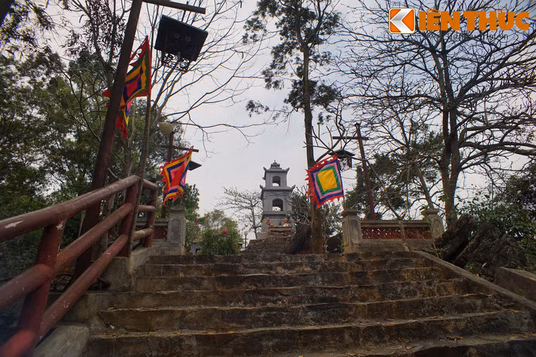 Khu lăng mộ hiện ra khi du khách đặt chân tới những bậc thang cao nhất.