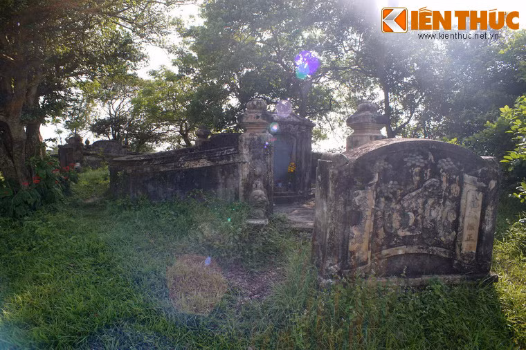 Trong hai ngôi mộ ở đây, ngôi mộ ở ngoài là của Nguyễn Lâm, con thứ hai của danh tướng Nguyễn Tri Phương, người được phong Phò mã Đô úy thời vua Tự Đức.