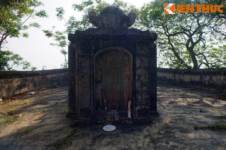 Sau cổng là nhà bia.