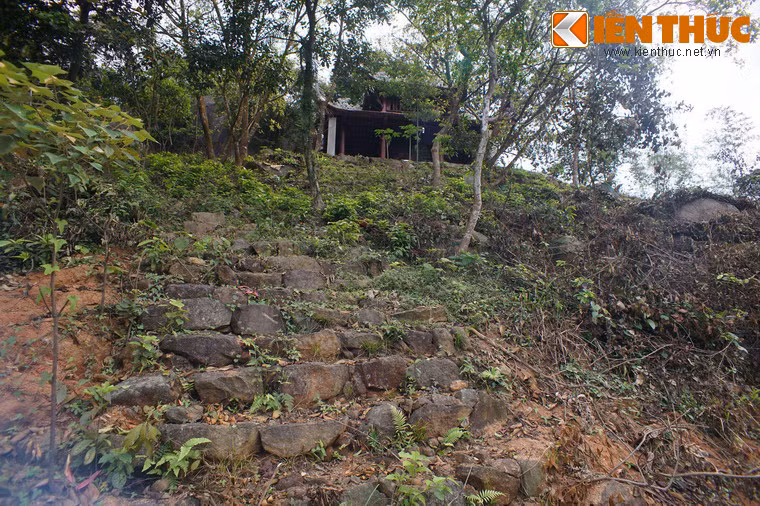 Nằm trên ngọn núi Thiên Tượng, thuộc địa phận xã Trung Lương, thị xã Hồng Lĩnh, tỉnh Hà Tĩnh, chùa Thiên Tượng là một trong những thắng cảnh nổi tiếng của xứ Nghệ. Ảnh: Cổng Tam quan chùa Thiên Tượng.