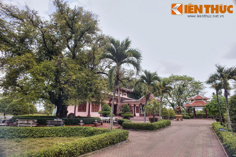 Để tránh tai mắt quân của chúa Nguyễn, người dân trong vùng đã dựng một đền thờ nằm giữa cây me và giếng nước, bề ngoài thờ Thành Hoàng làng nhưng bên trong thờ ba anh em Nguyễn Nhạc, Nguyễn Huệ, Nguyễn Lữ, nay là đền thờ Tây Sơn Tam Kiệt.