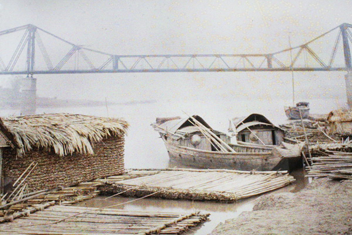 Bờ sông Hồng, gần cầu Paul Doumer.