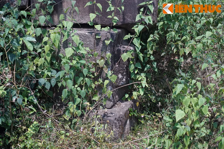 Đây có thể là phần sót lại của ngôi đền bằng đá bề thế của người Chăm cổ.