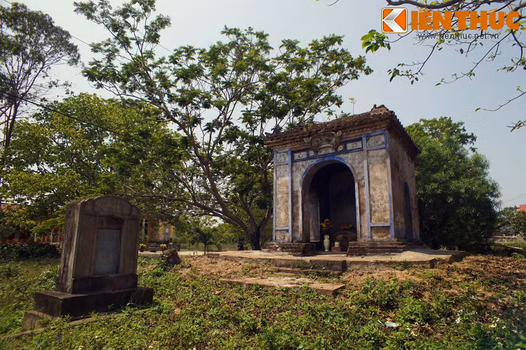 Ông đã cho xây một nhà bia trước sân chùa, mà ngày nay vẫn còn. Công trình xây bằng gạch và vữa vôi, hình dáng như một ngôi miếu cổ. Trần nhà bia hình vòm cuốn, mặt sau xây bít kín, ba mặt còn lại mở ba cửa vòm cuốn.