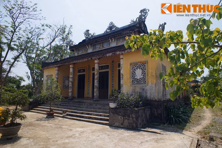 Theo thời gian, khu đền tháp Chăm dần dần nhường chỗ cho ngôi chùa mang kiến trúc Việt.