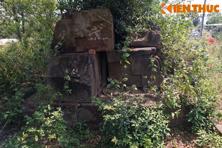 Cách nền tháp không xa là một cấu trúc đá khá lớn gồm nhiều phiến đá ghép vào nhau.