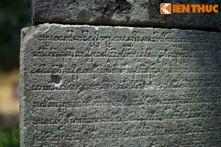 Ba mặt trụ đá khắc chữ Chăm kiểu cổ, nhiều phần còn khá rõ nét.