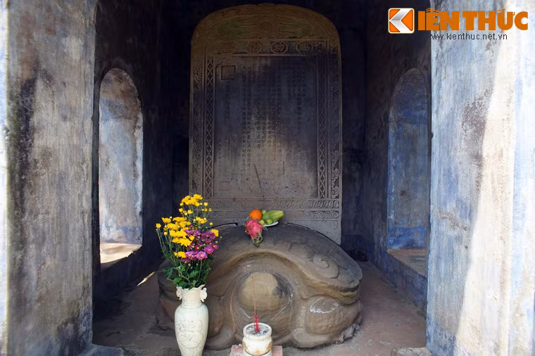 Trong nhà bia là một bia đá ghi bài thơ và bài tự do chính chúa Nguyễn Phúc Chu đề tặng Trần Đình Ân trên một mảnh lụa khi ông cáo quan về làng.