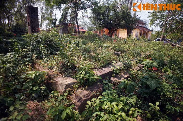 Những gì còn lại của khu đền Chăm Pa thuở xưa là các phế tích nằm rải rác trong khuôn viên chùa, đáng kể là một nền móng bằng đá.