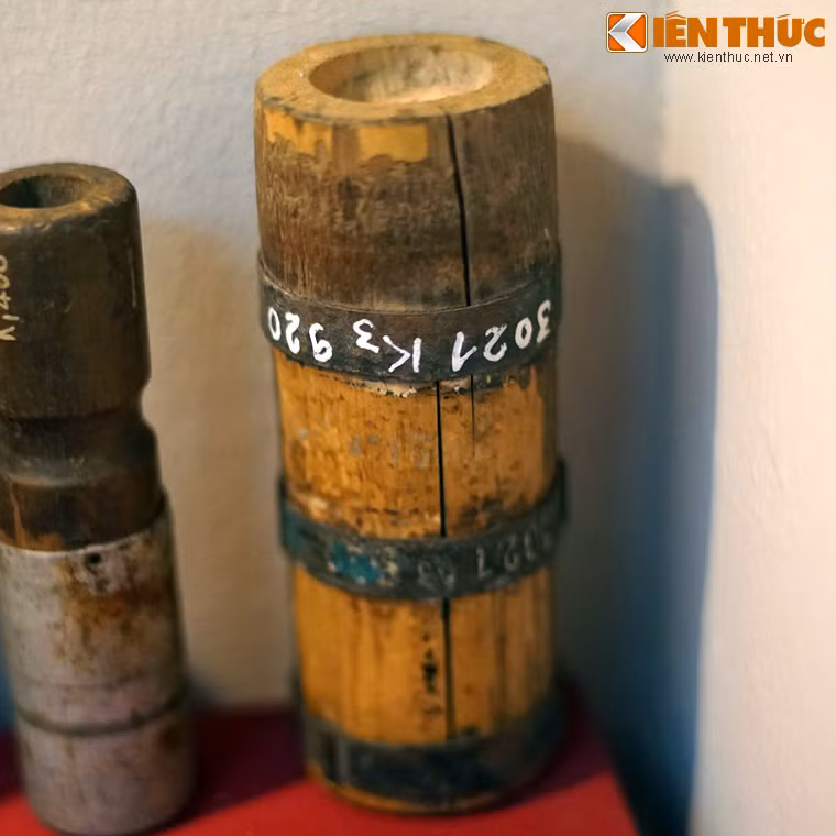 Khuôn lựu đạn của xưởng quân giới đóng ở Đông Nam núi Đình Thuận, xóm Đình Phú, Phú Long, Nho Quan, Ninh Bình dùng sản xuất và cung cấp lựu đạn cho tiền tuyến, 1948.