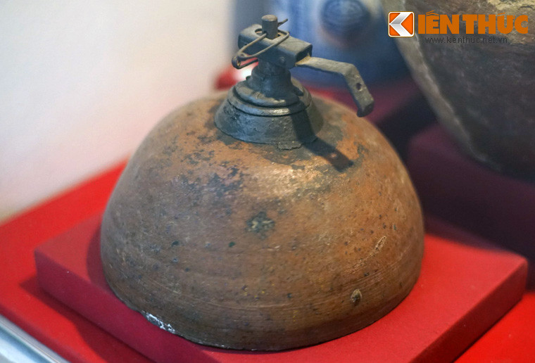 Mìn sành quân giới Việt Nam sản xuất năm 1946, được trang bị cho bộ đội địa phương và du kích trong Kháng chiến chống Pháp.