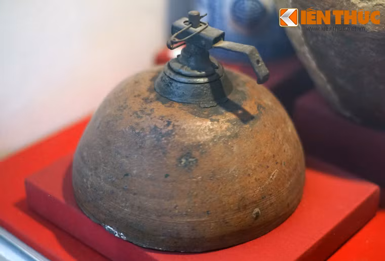 Mìn sành quân giới Việt Nam sản xuất năm 1946, được trang bị cho bộ đội địa phương và du kích trong Kháng chiến chống Pháp.