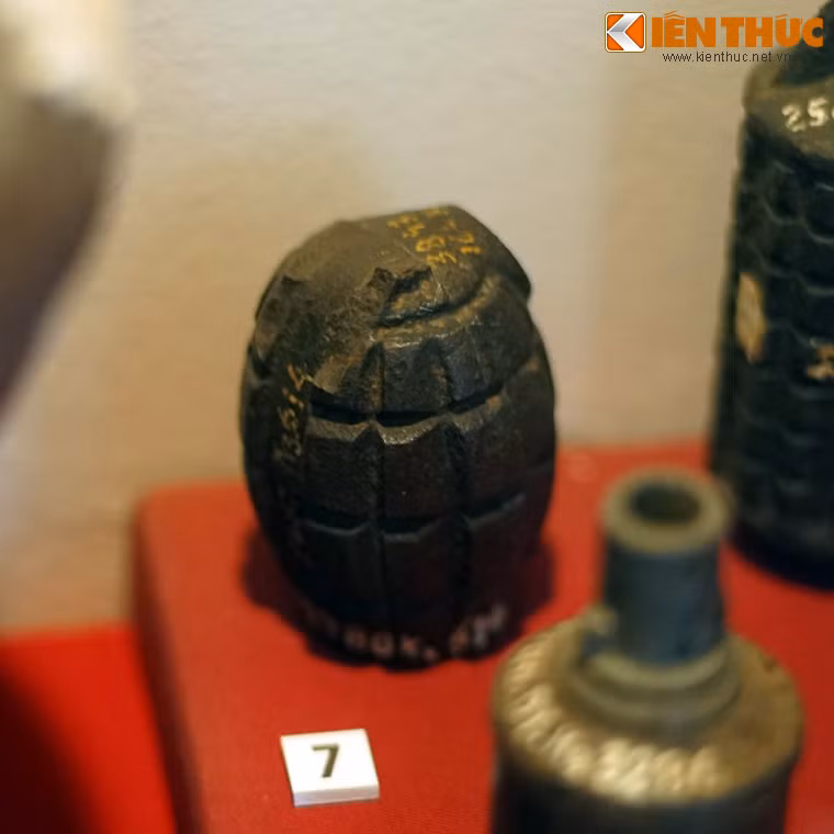 Lựu đạn nắp chữ thập, quân giới Việt Nam sản xuất, trang bị cho bộ đội trong Kháng chiến chống Pháp.