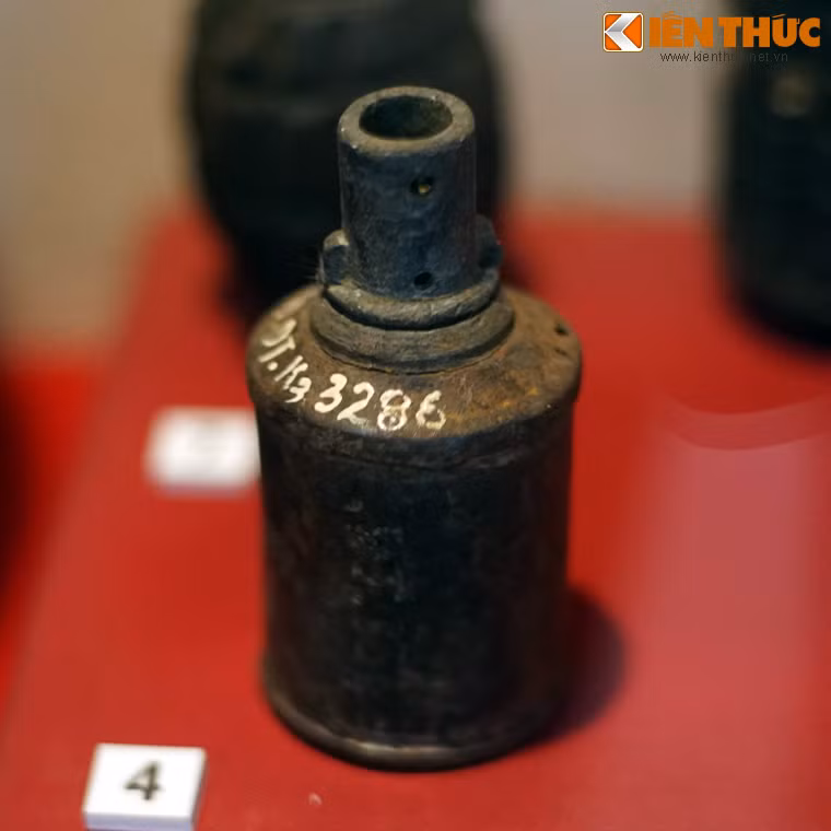 Lựu đạn bọ hung, xưởng quân giới Phan Đình Phùng sản xuất và trang bị cho Vệ quốc đoàn ở Hà Nội năm 1946. Các chiến sĩ quyết tử ở phố Hàng Thiếc đã dùng loại lựu đạn này đánh địch bảo vệ Thủ đô Hà Nội tháng 2/1947.