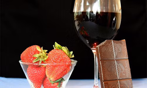 Những hương vị đặc trưng của rượu vang như nho khô, dâu tây, anh đào… đều mang lại sự lãng mạn cho ngày Valentine. Ảnh: songmoi