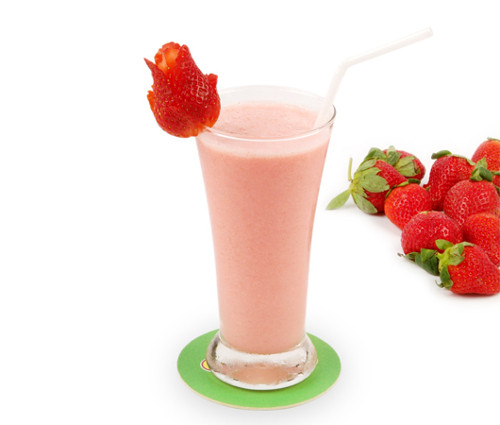 Trên thành ly sinh tố trang trí bằng quả anh đào hoặc dâu tây là sẽ có ngay đồ uống tuyệt vời cho ngày lên tình yêu. Ảnh: vatgia