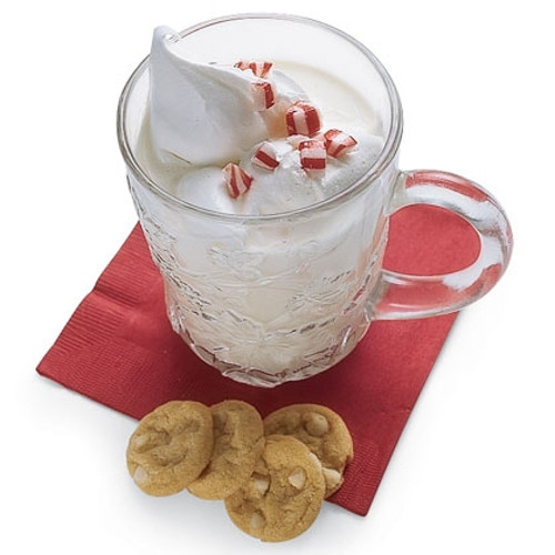 Dùng lớp bọt kem béo cho lên trên và trang trí bằng những viên kẹo hình trái tim để tăng phần lãng mạn cho ly sữa. Ảnh: quanngon