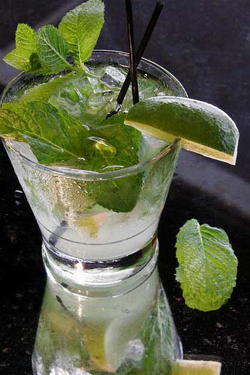 Nước cốt chanh hòa với chút nước lọc, khuấy đều. Sau đó cho nước ép trái cây vào một cốc lớn, thêm một ly nhỏ hỗn hợp nước chanh trên và soda. Khuấy đều rồi trang trí bằng những quả mâm xôi hoặc dâu tây lên miệng cốc. Ảnh: monngonmoingay