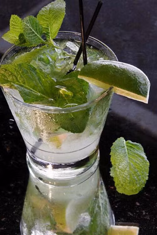 Nước cốt chanh hòa với chút nước lọc, khuấy đều. Sau đó cho nước ép trái cây vào một cốc lớn, thêm một ly nhỏ hỗn hợp nước chanh trên và soda. Khuấy đều rồi trang trí bằng những quả mâm xôi hoặc dâu tây lên miệng cốc. Ảnh: monngonmoingay