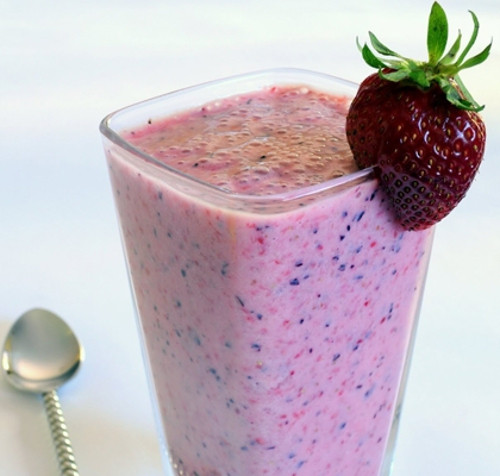  Sinh tố tình yêu. Một ly sinh tố tình yêu sẽ mang đến một đêm Valentine lãng mạn và hạnh phúc cho cả hai. Chỉ cần cho dâu tây, quả mâm xôi và nước ép nho xanh hoặc táo vào máy xay rồi xay nhuyễn cho đến khi hỗn hợp có màu hồng đồng nhất là được. Anh: zing