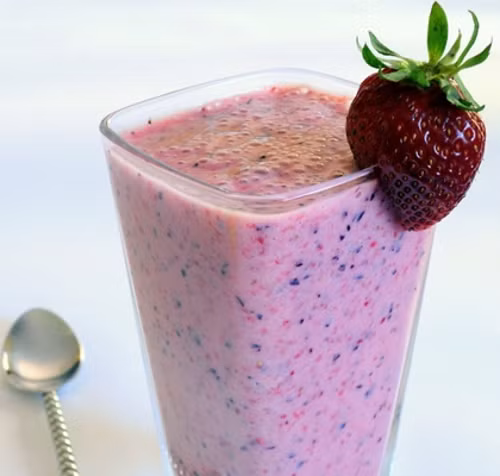  Sinh tố tình yêu. Một ly sinh tố tình yêu sẽ mang đến một đêm Valentine lãng mạn và hạnh phúc cho cả hai. Chỉ cần cho dâu tây, quả mâm xôi và nước ép nho xanh hoặc táo vào máy xay rồi xay nhuyễn cho đến khi hỗn hợp có màu hồng đồng nhất là được. Anh: zing