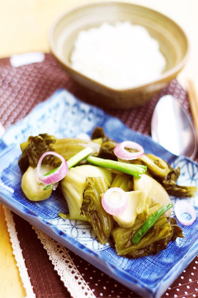 Tuy nhiên, trong dưa cà lại có hàm lượng solanin cao gấp 5-10 lần so với mức an toàn. Vì thế, ăn nhiều cà pháo tươi, cà muối xổi, cà muối chưa đủ độ chua dễ bị ngộ độc. có thể gây hại cho cơ thể vì thế cách muối cà làm sao để giảm và loại bỏ các độc tố này.