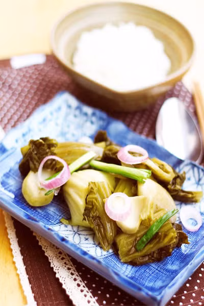 Tuy nhiên, trong dưa cà lại có hàm lượng solanin cao gấp 5-10 lần so với mức an toàn. Vì thế, ăn nhiều cà pháo tươi, cà muối xổi, cà muối chưa đủ độ chua dễ bị ngộ độc. có thể gây hại cho cơ thể vì thế cách muối cà làm sao để giảm và loại bỏ các độc tố này.