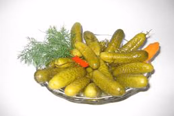 Tốt nhất nên muối trong dụng cụ bằng thủy tinh, sứ đảm bảo vệ sinh. Không muối dưa trong lọ nhựa kém chất lượng. nên lụa chọn nguyên liệu sạch, chọn quả cà vừa phải, không quá già hoặc quá non bởi cà non muối sẽ bị mềm, cà già nhiều hạt ăn dễ bị hăng, không thơm. Nên chọn cà vừa phải, hạt cà màu trắng chứ ko vàng. Khi mua nguyên liệu muối dưa nên chọn rau sạch, không chứa các chất hóa học.