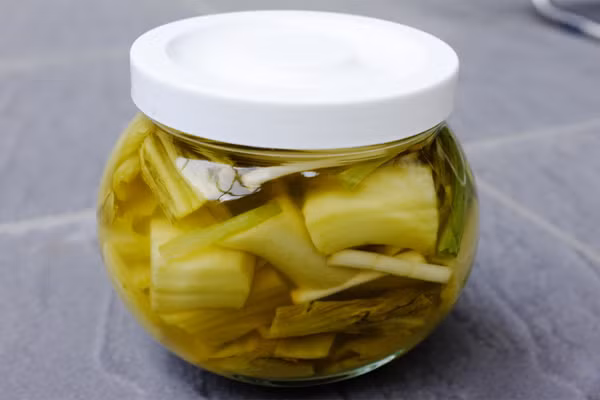 Cũng không nên ăn khi đồ muối chua đã quá khú, những hàm lượng này lại tăng cao. Khi vào cơ thể, nitrit sẽ tác động với amin bậc hai có trong một số thức ăn như tôm, cá... đặc biệt là mắm tôm, tạo thành hợp chất nitroznamin, có khả năng gây ung thư trên người và động vật.